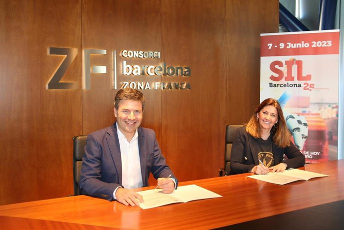La directora general de CZFB y del SIL, Blanca Sorigué, y el presidente de la AERCE, firmando el acuerdo este viernes