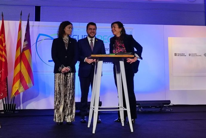 El presidente de la Generalitat, Pere Aragons, y la presidenta de la Región de Occitania (Francia), Carole Delga, junto a la consejera balear  Rosario Sánchez, en Toulouse (Francia).