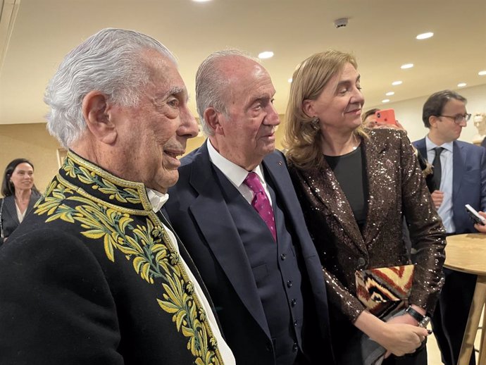 El Rey emérito junto a Mario Vargas Llosa tras la ceremonia de su entrada en la Academia Frances acompañado por la infanta Cristina