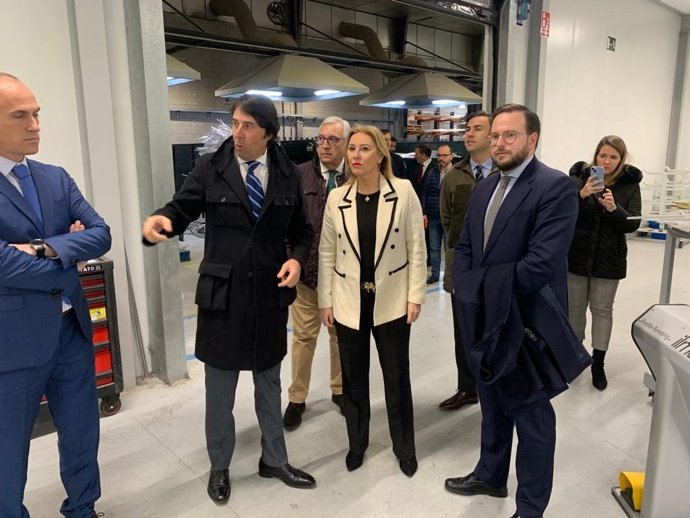 La consejera de Economía, Hacienda y Fondos Europeos de la Junta, Carolina España, en su visita a Puente Genil.