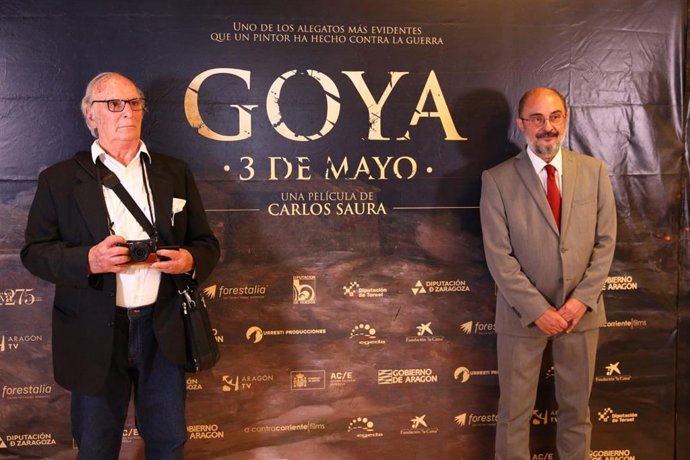 El presidente del Gobierno de Aragón, Javier Lambán, junto a Carlos Saura, en la presentación del corto 'Goya 3 de mayo'.