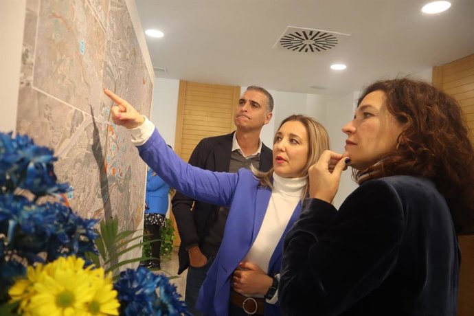 La alcaldesa de Alcalá de Guadaíra, Ana Isabel Jiménez, en el centro de la imagen, acompañada por la europarlamentaria socialista Lina Gálvez.