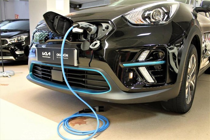 Archivo - Un vehículo se carga de forma eléctrica en Fecirauto