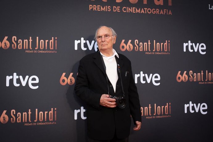 Archivo - El cineasta premiado Carlos Saura posa en el photocall de los Premis RNE Sant Jordi 2022, a 26 de abril de 2022, en Barcelona