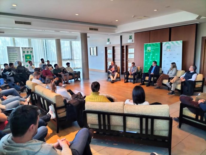 Dueñas apuesta por los jóvenes cooperativistas como garantes del futuro del sector agrario.