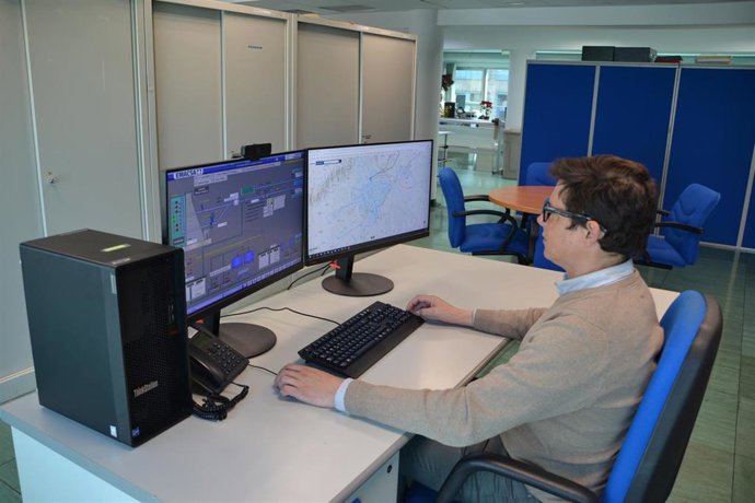 Un trabajador de Emacsa.