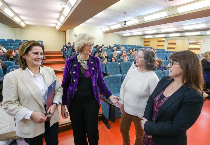 La consejera de Educación y Formación Profesional, Martina Lombó, en las X Jornadas de Enseñanzas de Matemáticas en Cantabria