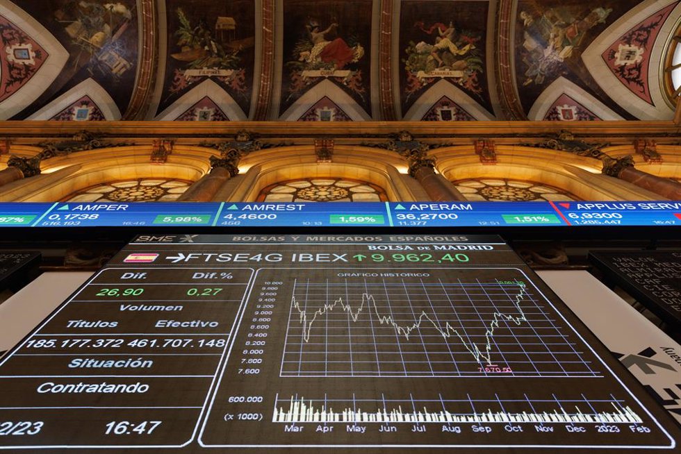 Un panel del Ibex 35 en el Palacio de la Bolsa, a 9 de febrero de 2023, en Madrid (España).