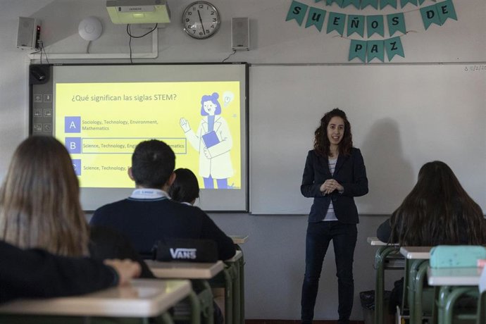 Charla Mujer Y STEM De Renault En El Colegio La Milagrosa Y Santa Florentina De Valladolid.