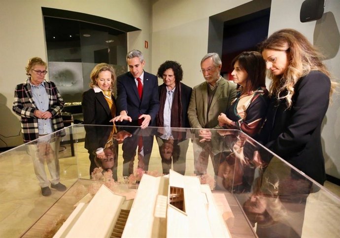 La vicepresidenta y ministra de Asuntos Económicos y Transformación Digital, Nadia Calviño, junto al vicepresidente del Gobierno de Cantabria, Pablo Zuloaga, en el MUPAC.