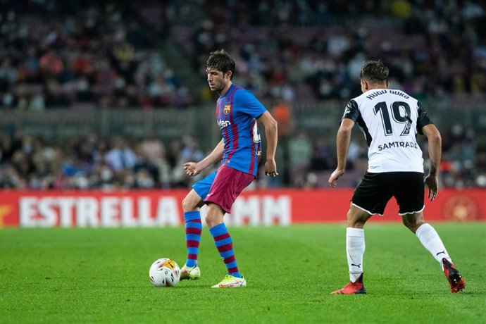 Archivo - Sergi Roberto ante Hugo Duro en un FC Barcelona-Valencia de LaLiga Santander