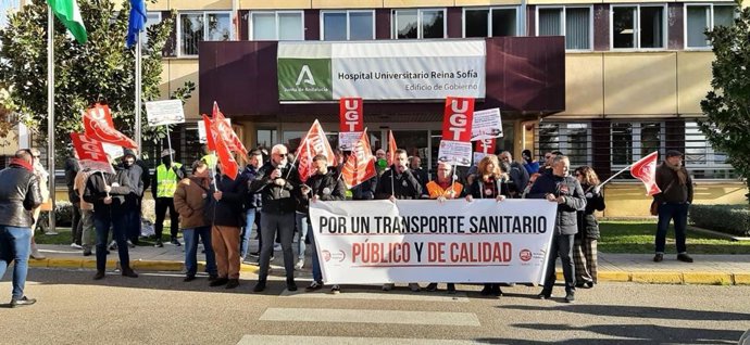Concentración convocada por UGT en protesta por el incumplimiento del convenio y del contrato por la adjudicataria del servicio de ambulancias de Córdoba.