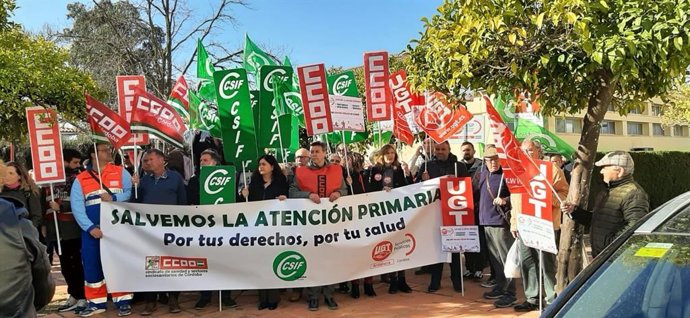 Concentracion sindical en defensa de la Atención Primaria y en apoyo a los médicos en huelga en Palma del Rio celebrada el 9 de febrer