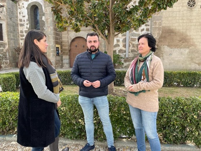 Miguel Granados con Marisa Medina y Araceli Cabello.