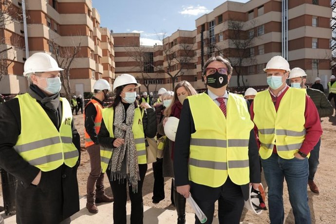 El vicepresidente segundo y consejero de Sanidad visita la Residencia 'El Cuartillo' de Cáceres