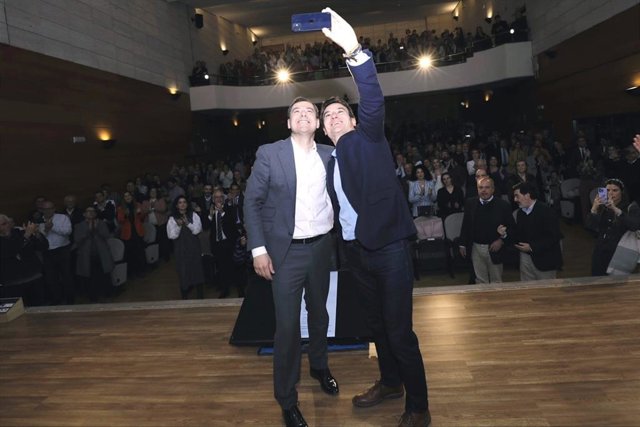 Juanma Moreno con Agustín González tras la presentación