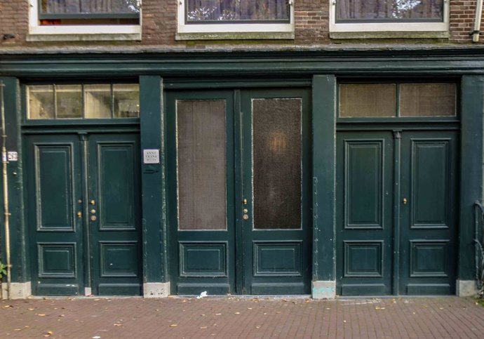Fachada de la casa de Ana Frank en Ámsterdam, Países Bajos