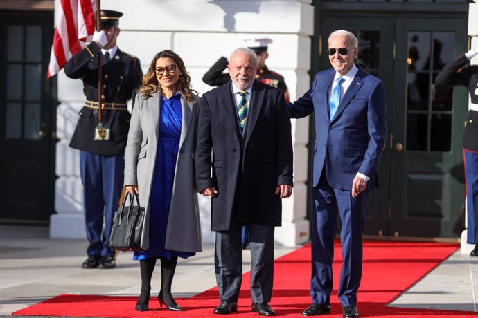 10 February 2023, US, Washington: US President Joe Biden (R) receives his Brazilian counterpart Lula da Silva (C) at the White House. Photo: William Volcov/ZUMA Press Wire/dpa