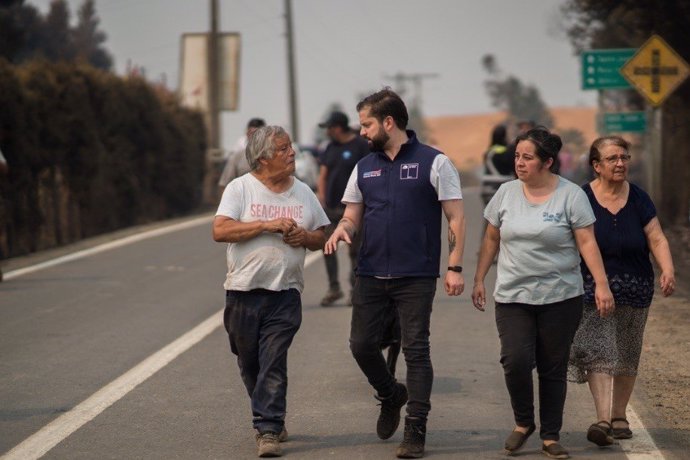 El presidente de Chile, Gabriel Boric, con afectados de los incendios que están devastando el sur del país