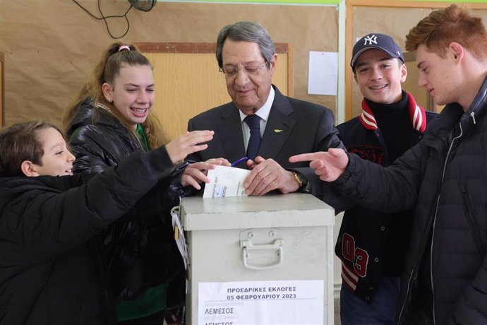 El presidente de Chipre, Nicos Anastasiades, vota en primera ronda de las presidenciales de 2023 