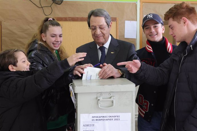 HANDOUT - 05 February 2023, Cyprus, Limassol: President of Cyprus Nicos Anastasiades (C)casts his ballot with his family members at the polling station in Lanitio Lyceum school during the 2023 Presidential Elections. Photo: Stavros Ioannidis/Cyprus Pre