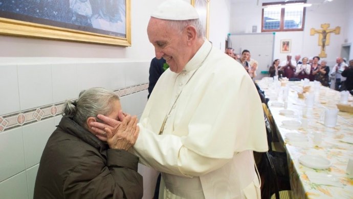 Archivo - El Papa Francisco durante una comida con personas pobres de Roma.