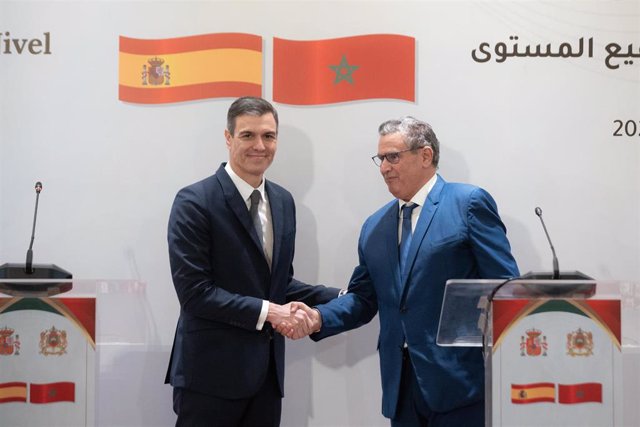 El presidente del Gobierno, Pedro Sánchez y el jefe de Gobierno del Reino de Marruecos, Aziz Akhannouch, se dan la manos tras realizar una declaración institucional a los medios de comunicación, en Rabat (Marruecos). 