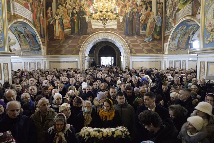 Archivo - Residentes de Kiev acuden a una ceremonia religiosa en la catedral ortodoxa de Uspenski, en la capital.  