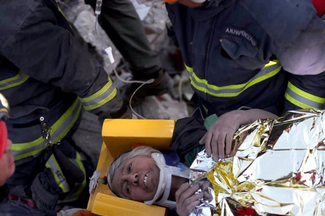 Servicios de emergencias turcos rescatan a una mujer tras los terremotos