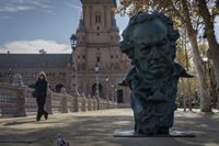 Sevilla exhibe en sus calles réplicas gigantes de los Goya en la previa de la Gala