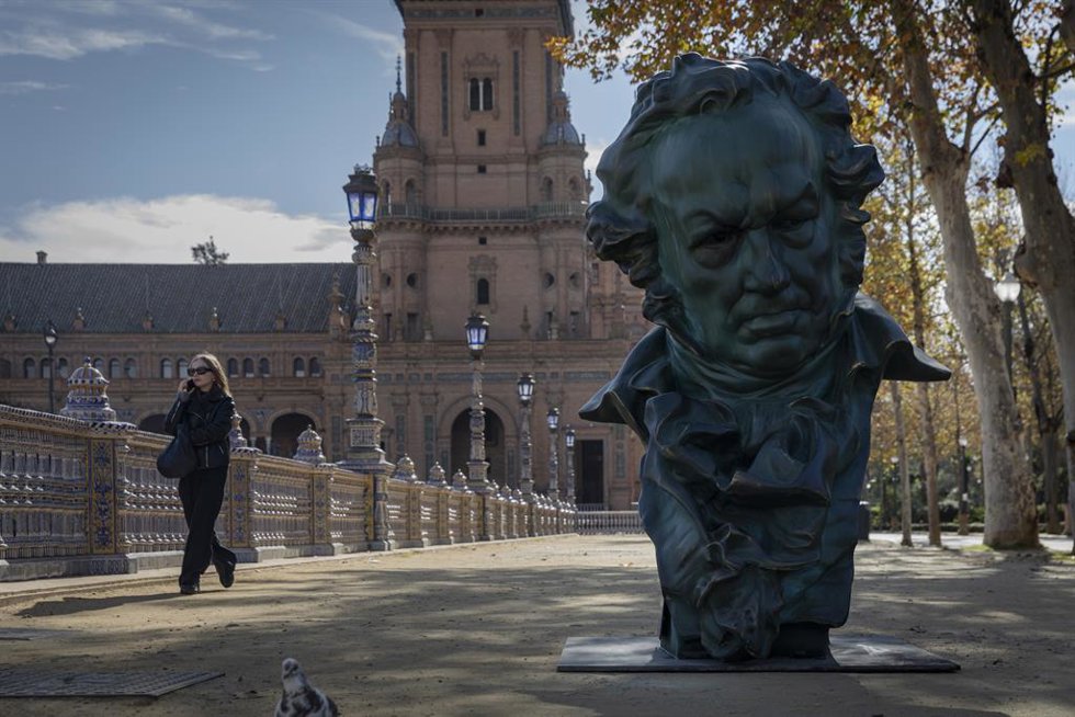 Una de las réplicas gigantes de la estatuilla de Los Goya en la Plaza de España. A 26 de enero de 2023, en Sevilla (Andalucía, España).