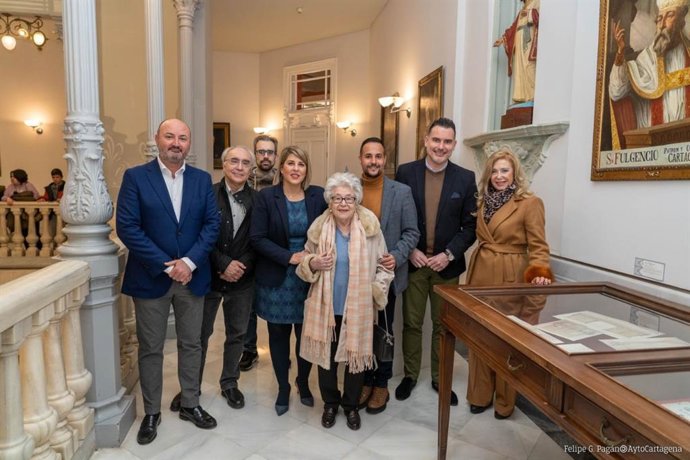 En el centro, la poetisa María Teresa Cervantes, protagonista del documental 'La eternidad de las palabras', junto a responsables municipales, de la Fundación Integra y de la pieza audiovisual