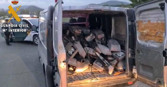 Furgoneta con las luminarias robadas.