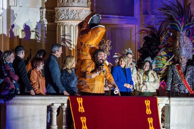 Los versos de 'El Sevilla' a la "bella villa de Cartagena" abren las fiestas de Carnaval más multitudinarias