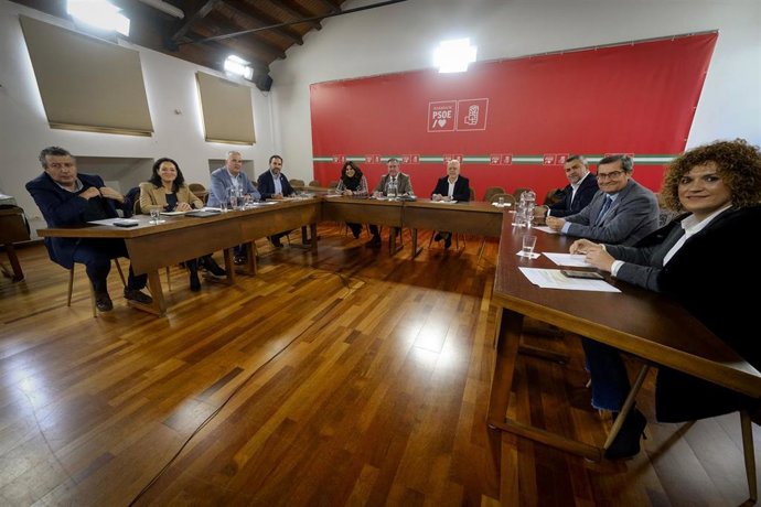 Archivo - Reunión del secretario general del PSOE-A, Juan Espadas, con los secretarios generales provinciales del PSOE-A. (Foto de archivo).