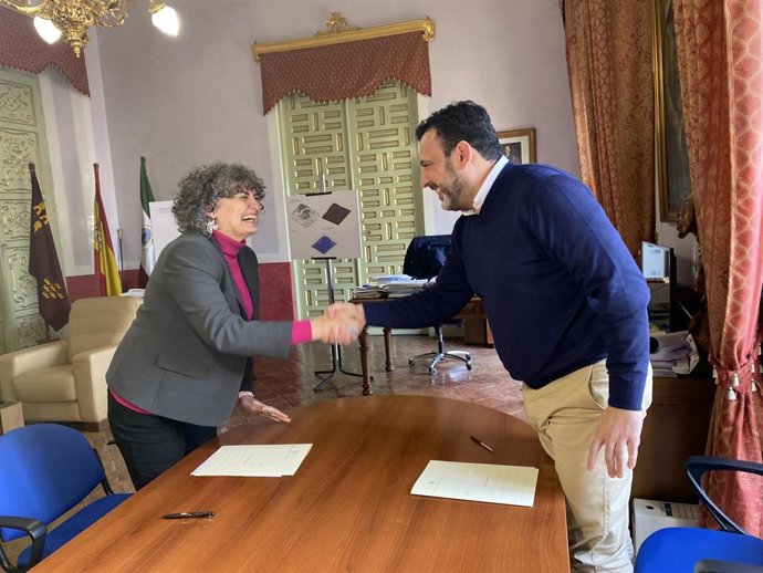 Imagen adjunta de la rectora y el alcalde tras suscribir el acuerdo.
