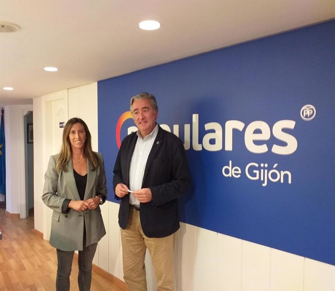 Archivo - El presidente del PP en Gijón, Pablo González, y la portavoz local del PP, Ángela Pumariega, en la sede local del PP gijonés