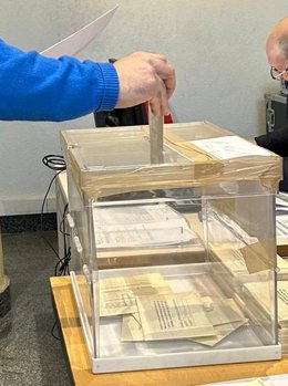 Imagen de archivo de una urna en un anterior proceso de elecciones en el campo