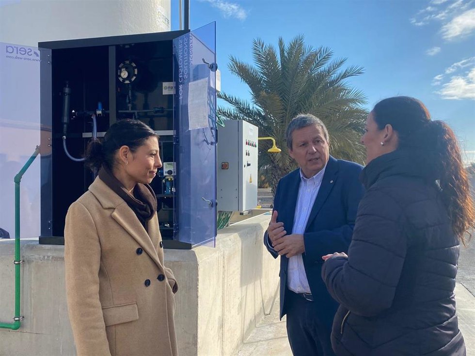 El gerente de Esamur, Ignacio Díaz, y la alcaldesa de Fuente Álamo, Juana María Martínez (d), durante su visita a la estación depuradora de la localidad