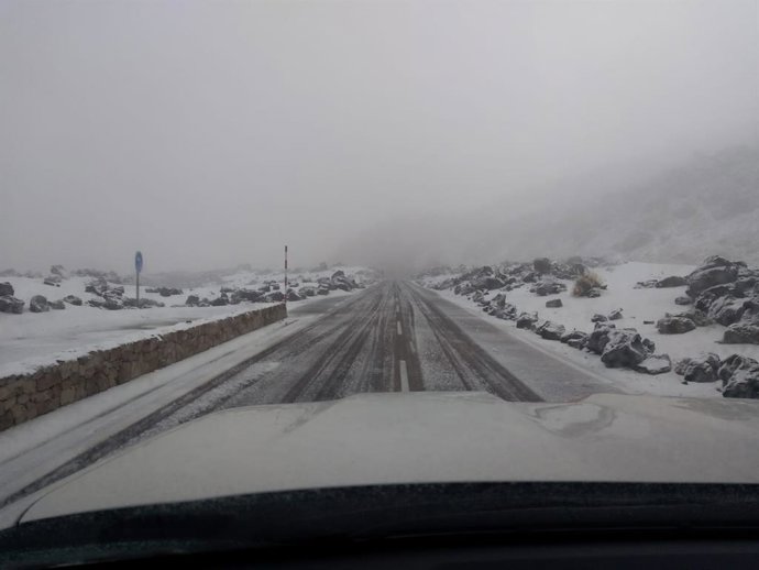 Cerrados los accesos al Teide (Tenerife) por placas de hielo en la calzada