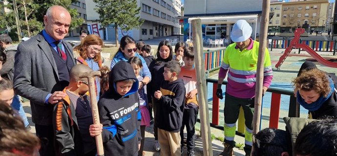 El alcalde participa en el acto de plantación de 31 árboles en Nuevo Amate.
