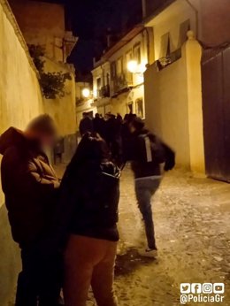 Desalojadas más de un centenar de personas de una fiesta en un carmen en el Albaizín