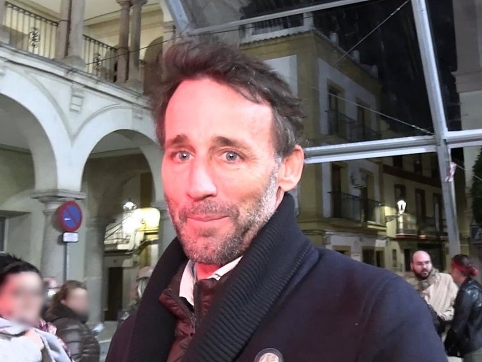 ÁLVARO MUÑOZ ESCASSI SACA SU CARA MÁS DIVERTIDA