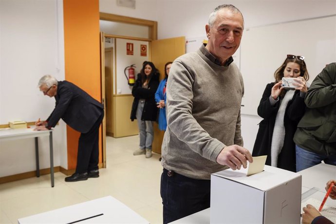 El diputado de Compromís en el Congreso y candidato a la presidencia de la Generalitat, Joan Baldoví (c), y el alcalde de Valencia, Joan Ribó (i), votan en las primarias de Compromís