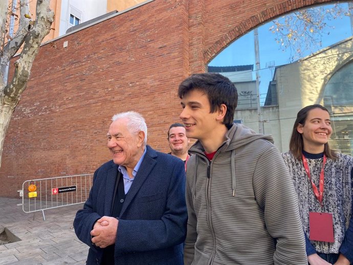 El candidato de ERC a la Alcaldía de Barcelona, Ernest Maragall, junto al cabeza de lista de las Jerc, Jan Sibina