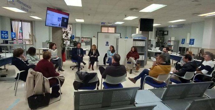 La directora del SEF, Marisa López, y el director del Instituto de Fomento (INFO), Joaquín Gómez, se reunieron con empresarios de Cieza en la Oficina de Empleo