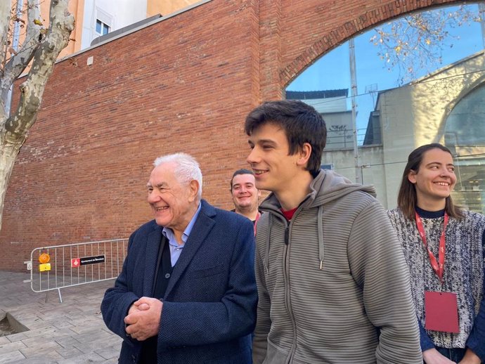 El candidat d'ERC a l'Alcaldia de Barcelona, Ernest Maragall, al costat del cap de llista de les JERC, Jan Sibina