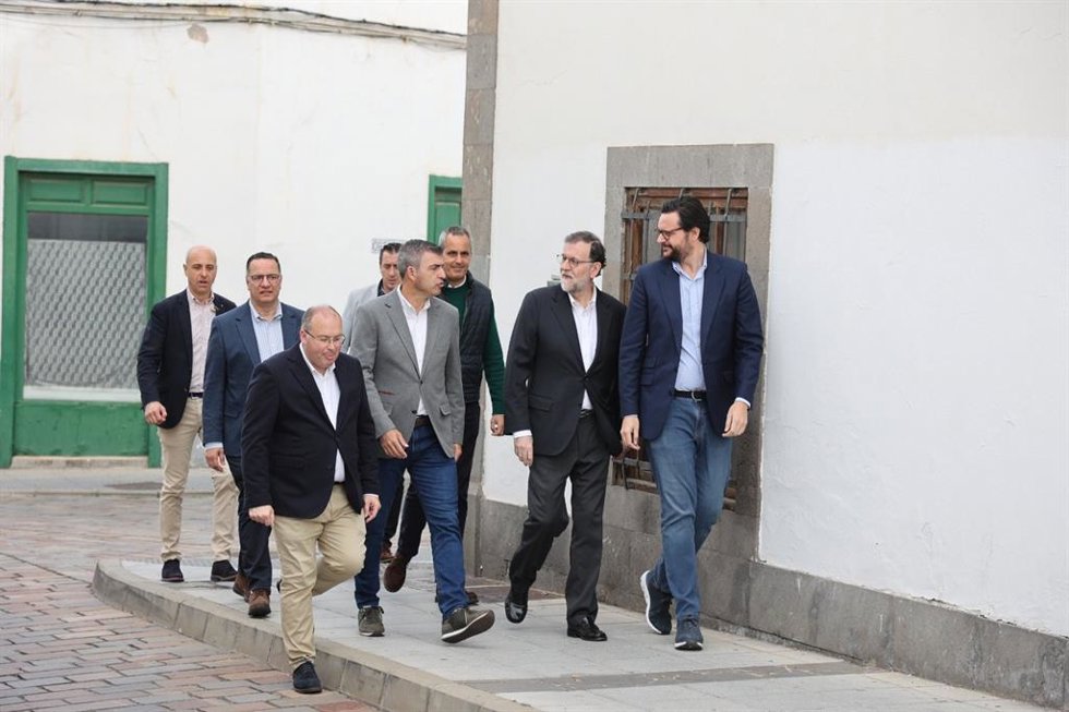 El vicesecretario nacional de Organización del PP, Miguel Tellado, el presidente del PP de Canarias, Manuel Domínguez, el expresidente Mariano Rajoy y el candidato a la Alcaldía de Telde, Sergio Ramos