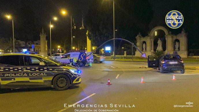Un conductor colisiona con su vehículo contra un semáforo en la Glorieta de San Diego.