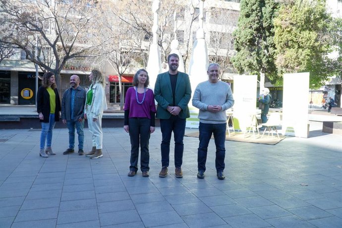 El candidato de la MÉS al Govern, Lluis Apesteguia, junto con el candidato al Consell, Jaume Alzamora, y la candidata a la alcaldía de Palma, Neus Truyol.